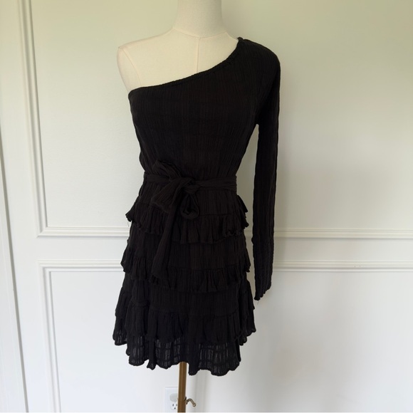 Hello Molly Elegant Black One-Shoulder Dress - Picture 5 of 13